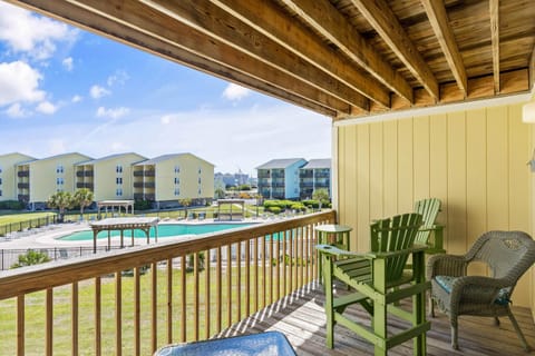 Fun in the Sun - Condo with Ocean and Pool Views Eigentumswohnung in Surf City