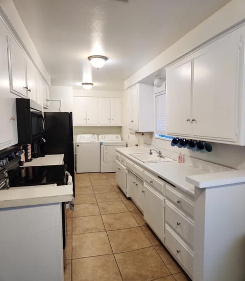 Private, Spacious, 4x Queen, 300 MBPS Internet with Backyard! Haus in Hemet