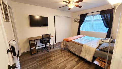 Private, Spacious, 4x Queen, 300 MBPS Internet with Backyard! Maison in Hemet