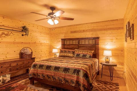 Cabin #6 Bobcat Bunkhouse - Pet Friendly - King Bed - Sleeps 4 Chalet in Gila County