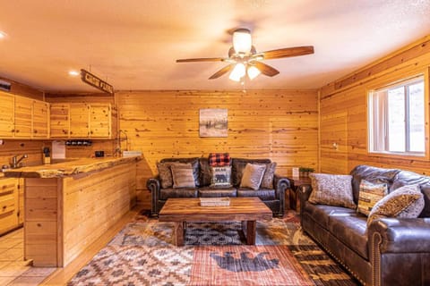 Cabin #6 Bobcat Bunkhouse - Pet Friendly - King Bed - Sleeps 4 Chalet in Gila County