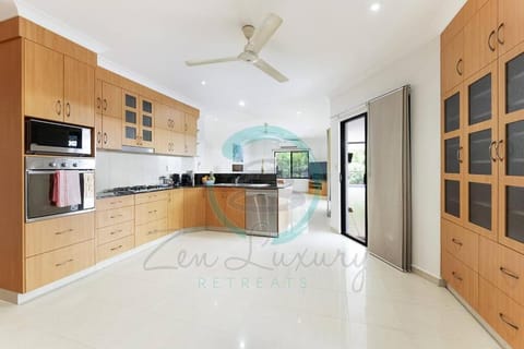 Zenhouse (Bayview) 4BR Luxury Family Home Pool/BBQ Condo in Darwin