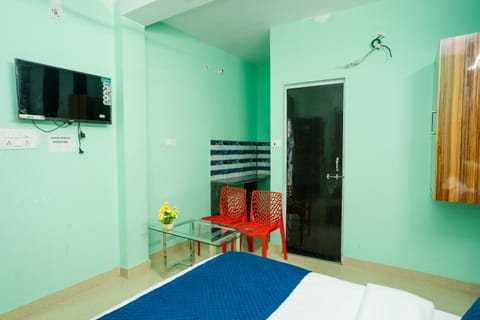 Bed, TV and multimedia, Bedroom