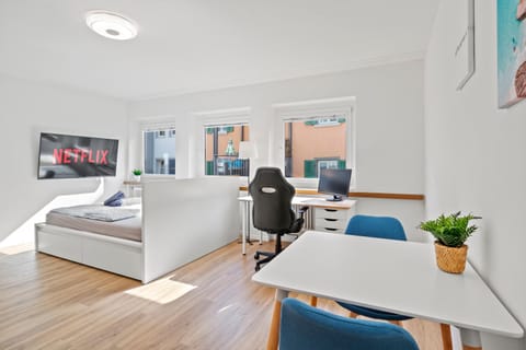 Bed, TV and multimedia, Living room, Photo of the whole room