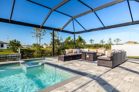 Heated Pool, Canal Views, Sleeps 8 - Villa Sip N' Sea House in Cape Coral