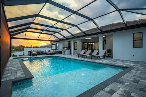 Heated Pool, Canal Views, Sleeps 8 - Villa Sip N' Sea House in Cape Coral