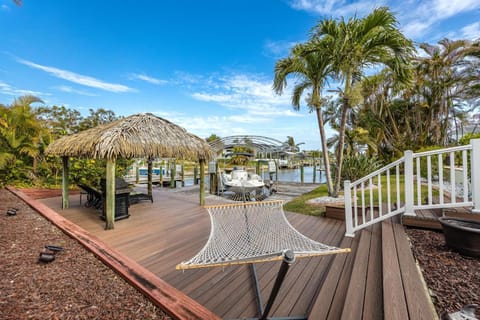 Heated Pool, Canal Views, Gulf Access, Sleeps 8 - Villa Santa Rosa House in Cape Coral