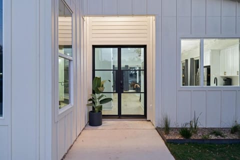 White Dove Pool House- Modern Luxury 4br Home Near Lake Travis Wpool Haus in Lake Austin