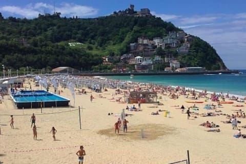 Nearby landmark, Day, People, Activities, Beach, sunbed