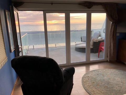 Beautiful Ocean Front Coastal Sunset Beach House Casa in Port Hueneme
