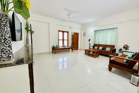 Tirupati Homestay - Ragunatha Resorts - 3BHK AC Apartments for large families - Best location - Flyover to Alipiri gate - Modular Kitchen - Super fast WiFi - Android TV - 250 Jio Channels - Easy access to visit all Temples Appartement in Tirupati