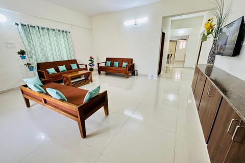 Tirupati Homestay - Ragunatha Resorts - 3BHK AC Apartments for large families - Best location - Flyover to Alipiri gate - Modular Kitchen - Super fast WiFi - Android TV - 250 Jio Channels - Easy access to visit all Temples Appartamento in Tirupati