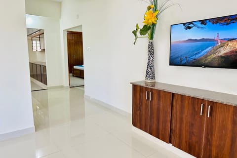 Tirupati Homestay - Ragunatha Resorts - 3BHK AC Apartments for large families - Best location - Flyover to Alipiri gate - Modular Kitchen - Super fast WiFi - Android TV - 250 Jio Channels - Easy access to visit all Temples Appartamento in Tirupati
