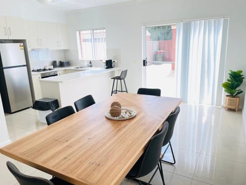 Modern City Townhouse with all the Comforts Condo in North Wagga Wagga