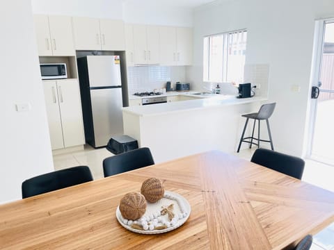Modern City Townhouse with all the Comforts Condo in North Wagga Wagga