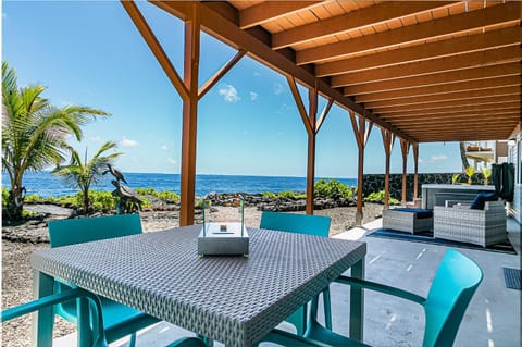 Paradise Breeze Retreat- Absolute Oceanfront with Hot Tub! House in Hawaiian Paradise Park