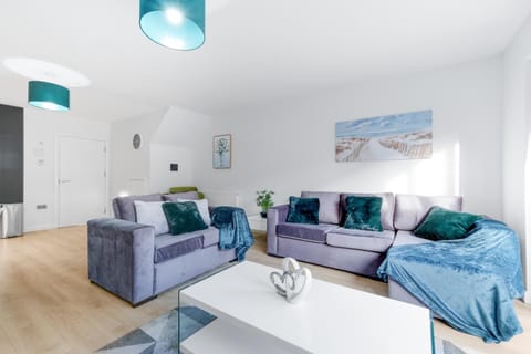 Modern 4 Bedroom House With Parking in Farnham Royal, Slough By Ferndale House in Slough
