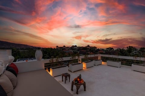 BRAND NEW 5 bd Luxury Central Villa 300m to beach Villa in Kuta