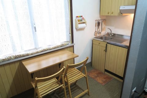 Kitchen or kitchenette, Dining area, stove