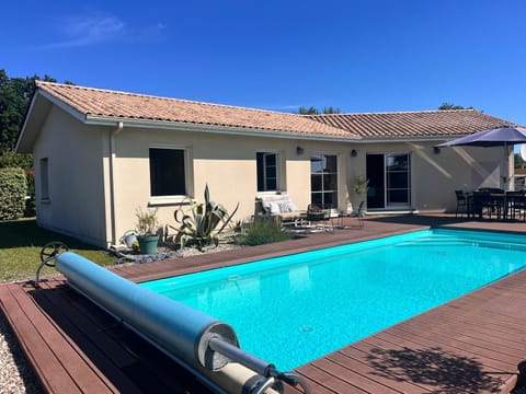 Maison avec piscine privative Villa in Biganos