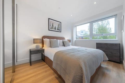 Contemporary 1 Bedroom Apartment in East Grinstead Condo in East Grinstead