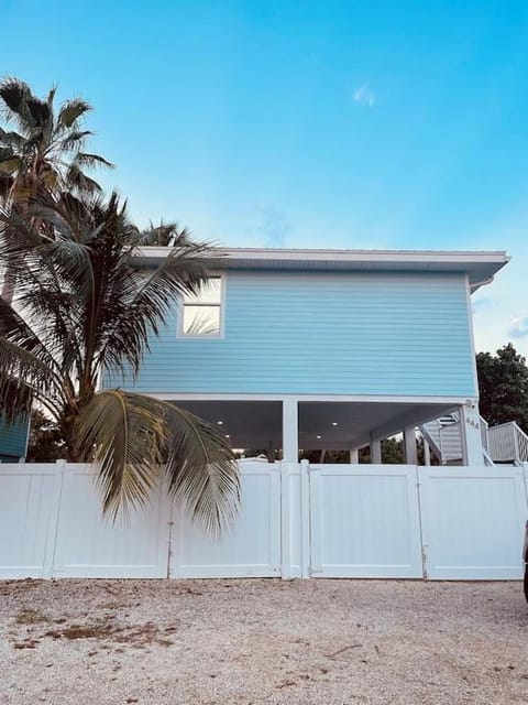 Casa Blue Flamingo - In the Florida Keys - minutes from the beach House in Marathon