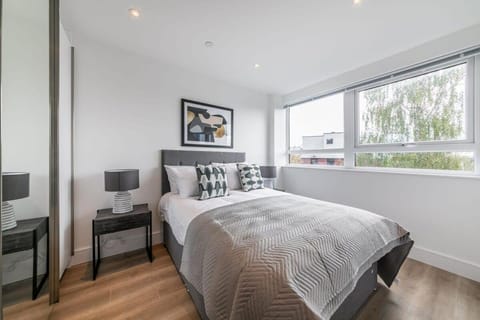 Bright and Modern Studio Apartment in East Grinstead Condo in East Grinstead