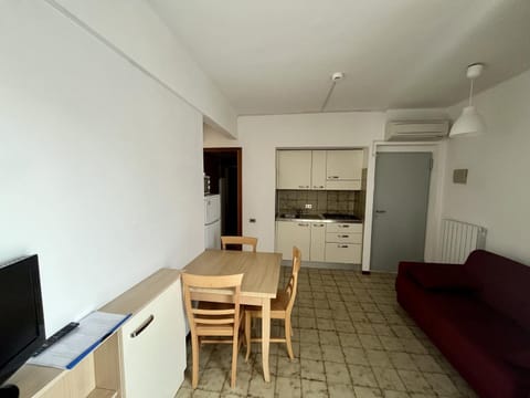 Bed, Kitchen or kitchenette, Dining area