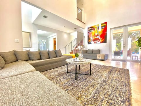 LUXURY FAMILY VILLA with POOL 5 bed/4 bath Villa in Hollywood