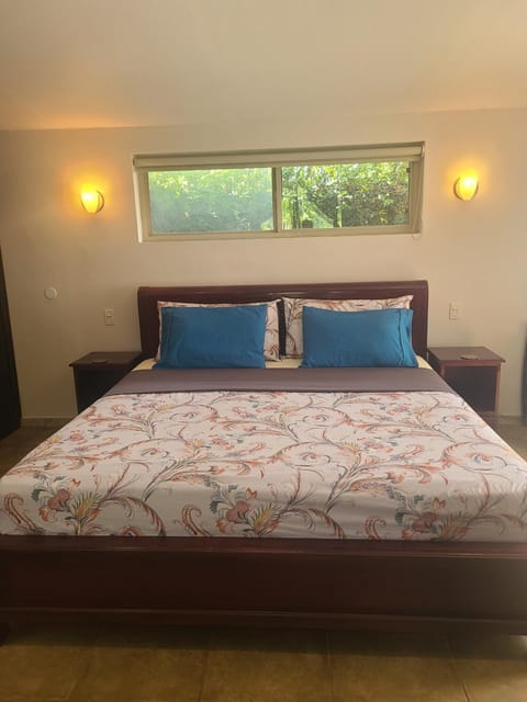Guest House with Shared Pool Access Bed and Breakfast in David