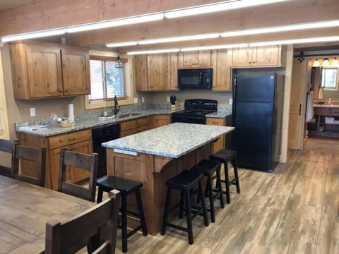 Heated Floors, Hot Tub, Grill House in Island Park