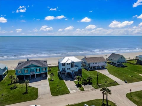 Property building, Neighbourhood, Beach