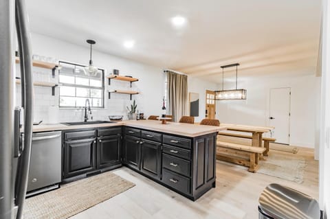 Kitchen or kitchenette, Dining area