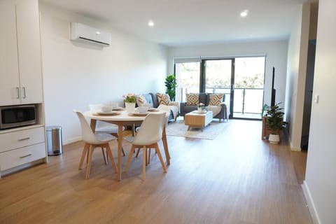 ViQi Two bedroom apartment front of century walk Including Premium NETFLIX & Prime AMAZON with 75 INCH TV Condo in Glen Waverley