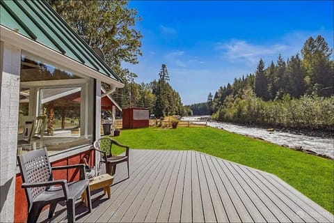 NEW: Steps from White River near Mount Rainier National Park Casa in Greenwater