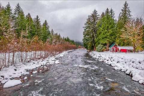 NEW: Steps from White River near Mount Rainier National Park Haus in Greenwater