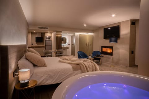 Bed, Hot Tub, TV and multimedia, Photo of the whole room, flat iron