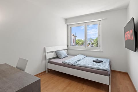 Bed, TV and multimedia, Photo of the whole room, Bedroom