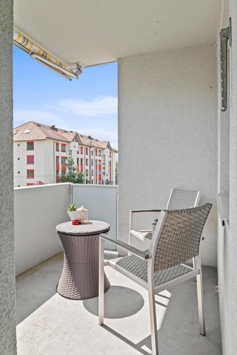 View (from property/room), Balcony/Terrace, Seating area, Landmark view, Quiet street view