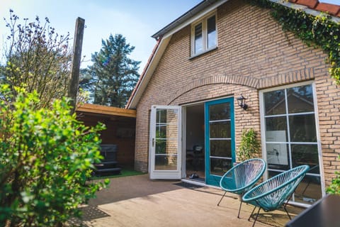 Luxe Veluws Vakantiehuis met JACUZZI Maison in Lunteren