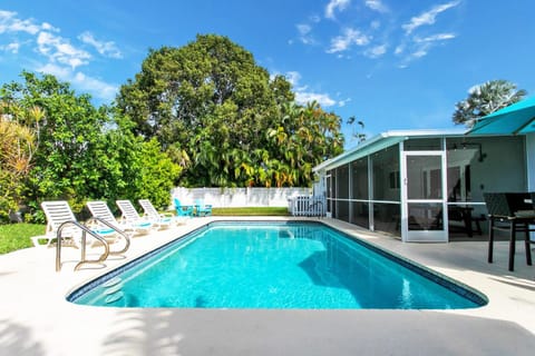 Pool view, Swimming pool, sunbed