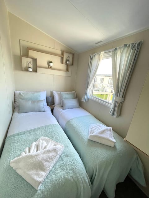 Trecco bay caravan hire 4 bedrooms sleeps 10 Condo in Porthcawl