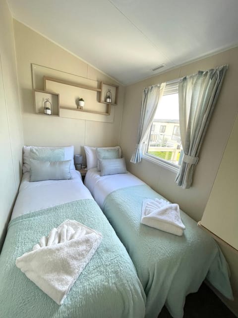 Trecco bay caravan hire 4 bedrooms sleeps 10 Apartment in Porthcawl