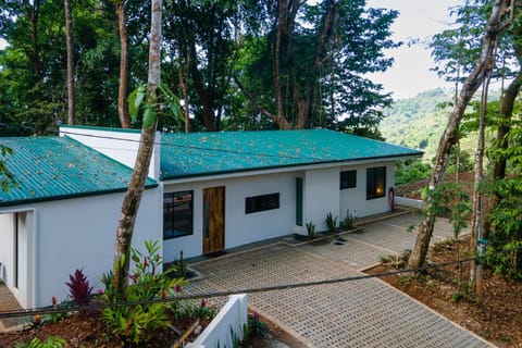 Casa Henaway - Portasol Vacation Chalet in San José Province