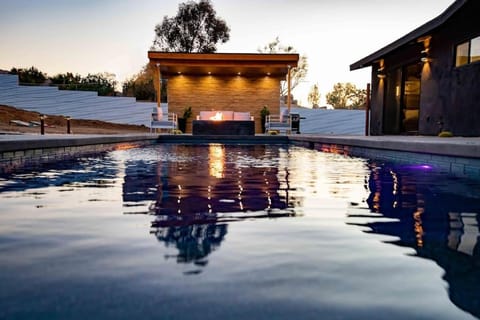 Luxury Desert Retreat w Pool & Jacuzzi Haus in Joshua Tree