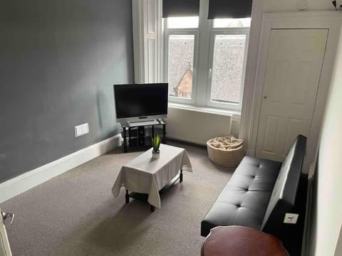 Centrally located 1 bed flat with furnishings & white goods. Wohnung in Greenock