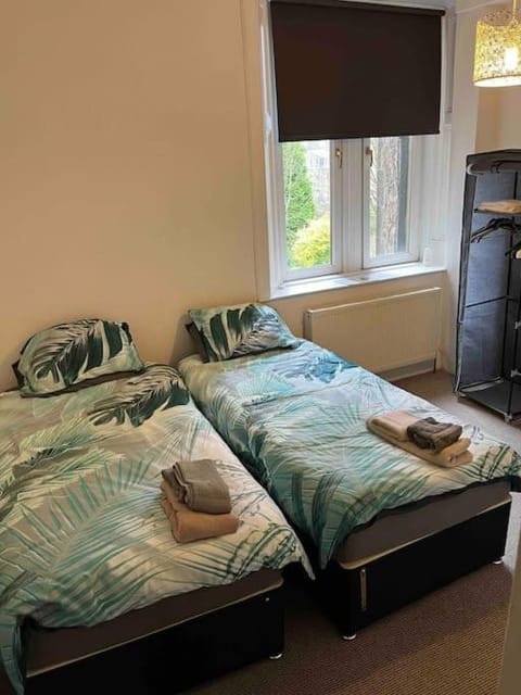 Centrally located 1 bed flat with furnishings & white goods. Apartamento in Greenock