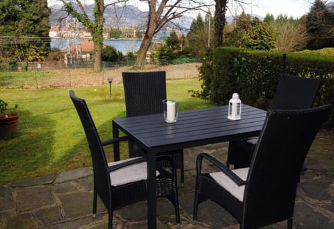 Day, Natural landscape, Garden, Dining area, Garden view, Lake view, Mountain view