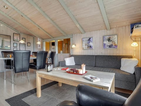 Holiday Home Tennie - 300m from the sea in Western Jutland by Interhome House in Blåvand