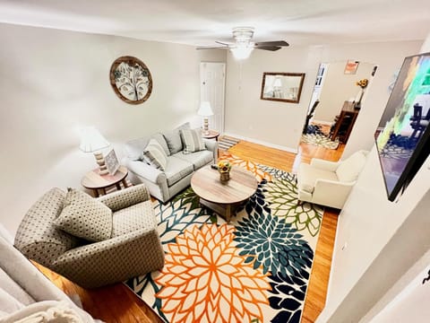 Comfy 2nd Floor Apartment in Quiet Neighborhood 13 Min to Dwntwn Condo in Cincinnati